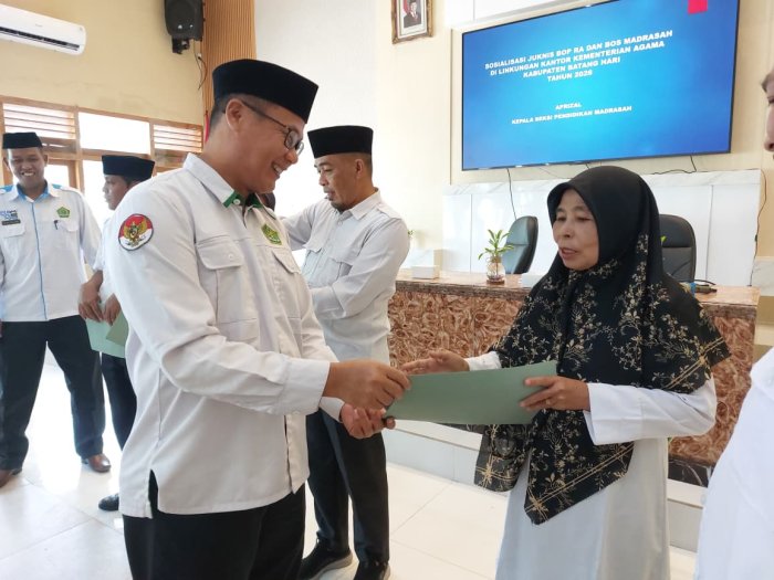 Kepala Madrasah Terima Sertipikat PKKM Tahun 2025 dengan Hasil Amat Baik Kepala Madrasah Terima Sertipikat PKKM Tahun 2025 dengan Hasil Amat Baik