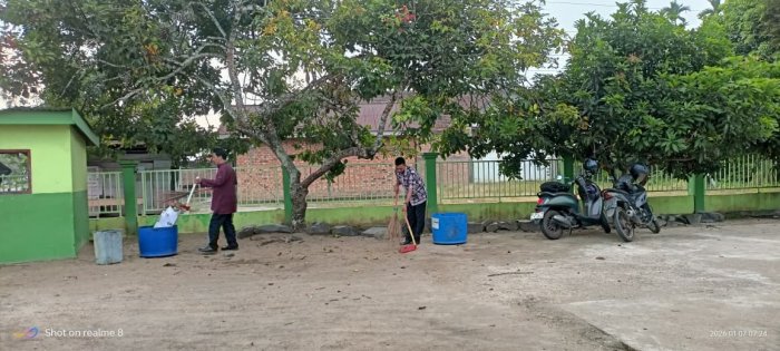 Staf TU Bersama-sama Membersihkan Halaman Madrasah Staf TU Bersama-sama Membersihkan Halaman Madrasah