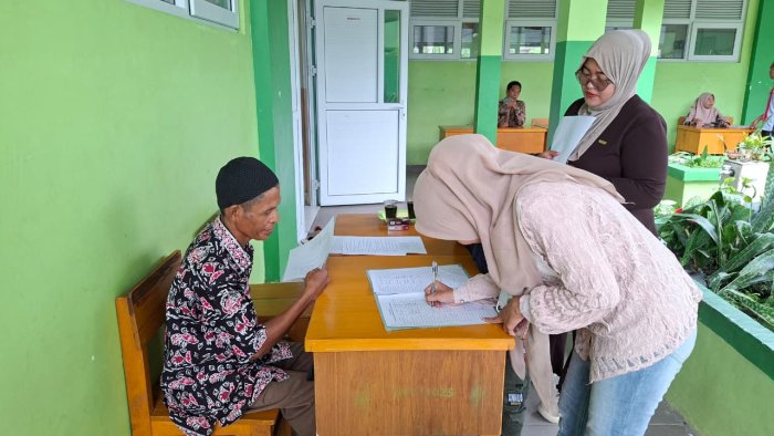 Staf Tata Usaha MIN 4 Batang Hari Arahkan Wali Murid Calon PPDB Mengisi Daftar Hadir Staf Tata Usaha MIN 4 Batang Hari Arahkan Wali Murid Calon PPDB Mengisi Daftar Hadir