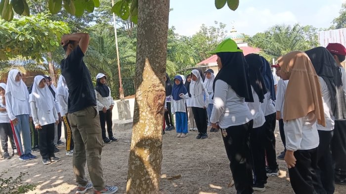 Pelatih Ade Berikan Pembekalan Perdana pada Tim Drum Band MIN 4 Batang Hari Pelatih Ade Berikan Pembekalan Perdana pada Tim Drum Band MIN 4 Batang Hari