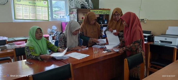 Kepala Madrasah dan Guru Siapkan Undangan Program Full Day Kepala Madrasah dan Guru Siapkan Undangan Program Full Day