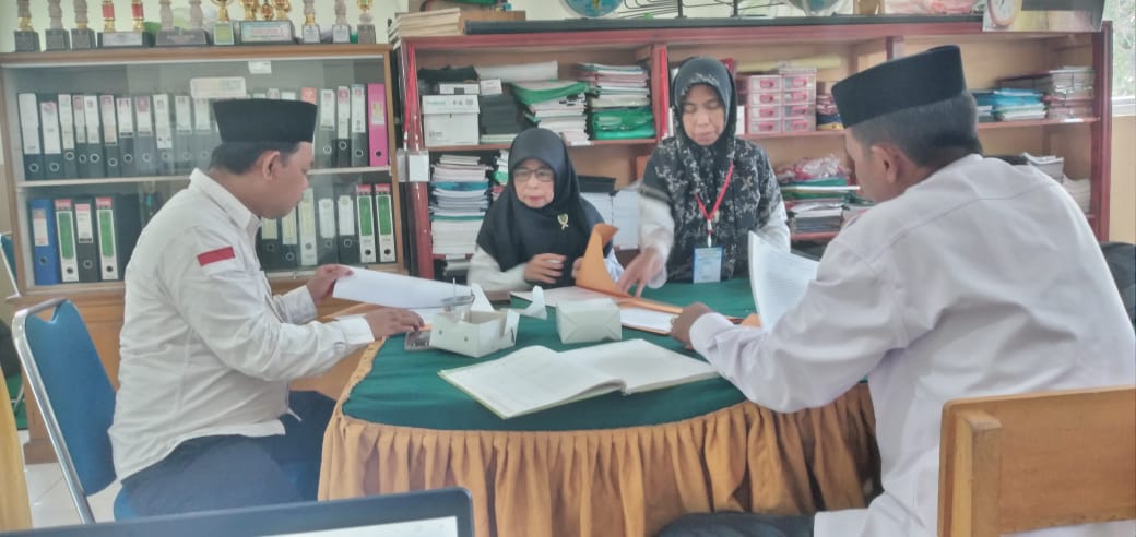 Hari Pertama UM, Ketua Pokjawas dan Pengawas Madrasah Lakukan Monitoring di MIN 4 Batang Hari Hari Pertama UM, Ketua Pokjawas dan Pengawas Madrasah Lakukan Monitoring di MIN 4 Batang Hari