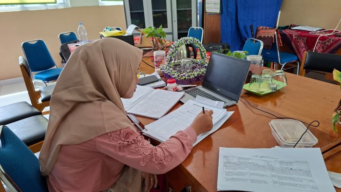 Staf TU MIN 4 Batang Hari Lakukan Rekapitulasi Data Keuangan Akhir Tahun