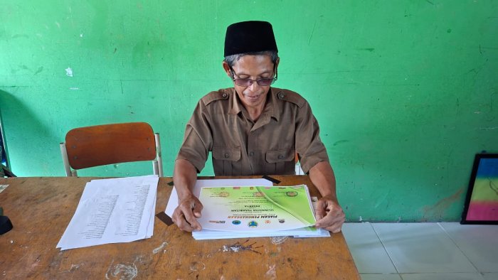 MIN 4 Batang Hari Berikan Piagam Penghargaan kepada Anggota Drum Band