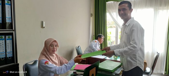 Staf TU MIN 4 Batang Hari Serahkan Berkas ke Bagian UP Kemenag Batang Hari Usai Dilantik sebagai PPPK