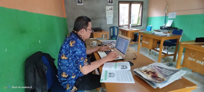 Guru Ferdi Hardi, S.Pd.I. dari MIN 4 Batang Hari Tengah Siapkan Soal ATS dengan Penuh Tanggung Jawab
