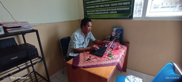 Staf TU MIN 4 Batang Hari Mengerjakan SKP Triwulan IV Staf TU MIN 4 Batang Hari Mengerjakan SKP Triwulan IV