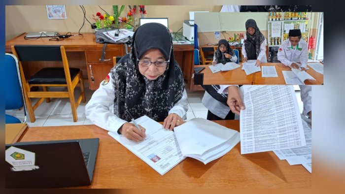 Kepala Madrasah Menandatangani Dokumen S35