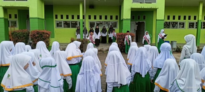 MIN 4 Batang Hari Laksanakan Upacara Bendera Rutin dengan Khidmat