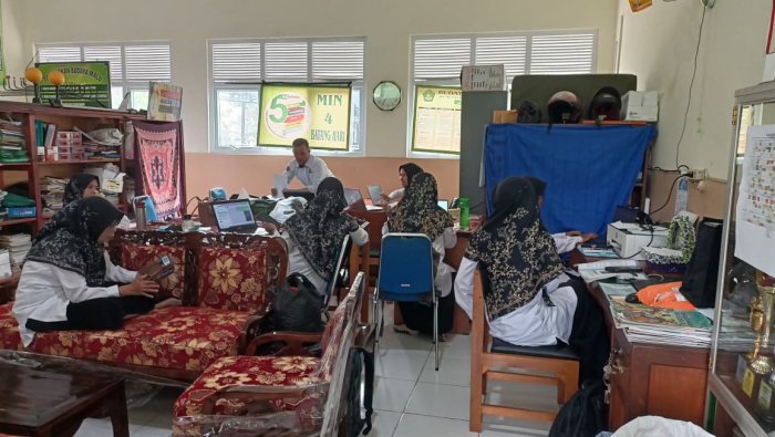 Guru dan Staf TU MIN 4 Batang Hari Tetap Aktif Mendukung Pembelajaran Daring Guru dan Staf TU MIN 4 Batang Hari Tetap Aktif Mendukung Pembelajaran Daring