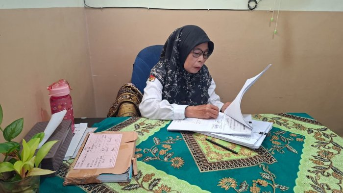 Kepala MIN 4 Batang Hari Tanda Tangani SPJ Dana BOS sebagai Wujud Akuntabilitas Pengelolaan Keuangan