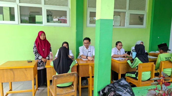 Guru dan Siswa MIN 4 Batang Hari Ikuti Screening Kesehatan dari Puskesmas Muara Bulian Guru dan Siswa MIN 4 Batang Hari Ikuti Screening Kesehatan dari Puskesmas Muara Bulian