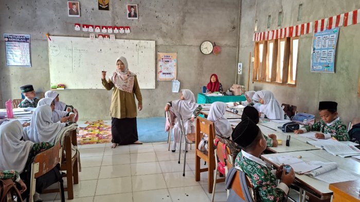 Hari Ketujuh, Kepala Madrasah MIN 4 Batang Hari Laksanakan Supervisi di Kelas II C