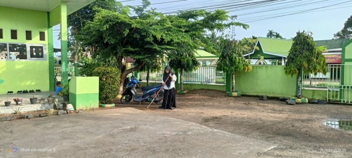 Mak Syawal: Kegiatan Menyapu Halaman Madrasah
