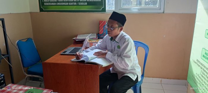 Rohim, S.Pd.I. Laksanakan Tugas Pengisian Buku Piket Harian di MIN 4 Batang Hari Rohim, S.Pd.I. Laksanakan Tugas Pengisian Buku Piket Harian di MIN 4 Batang Hari