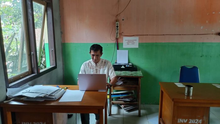 Staf TU Hendrik Pratama Susun Laporan Kegiatan TKA dengan Tertib dan Akurat Staf TU Hendrik Pratama Susun Laporan Kegiatan TKA dengan Tertib dan Akurat