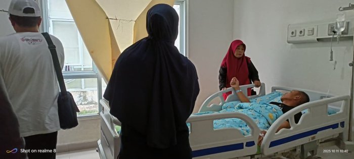 Kepala Madrasah, Guru, dan Staf TU MIN 4 Batang Hari Jenguk Rohim, S.Pd.I. yang Sedang Sakit di Rumah Sakit