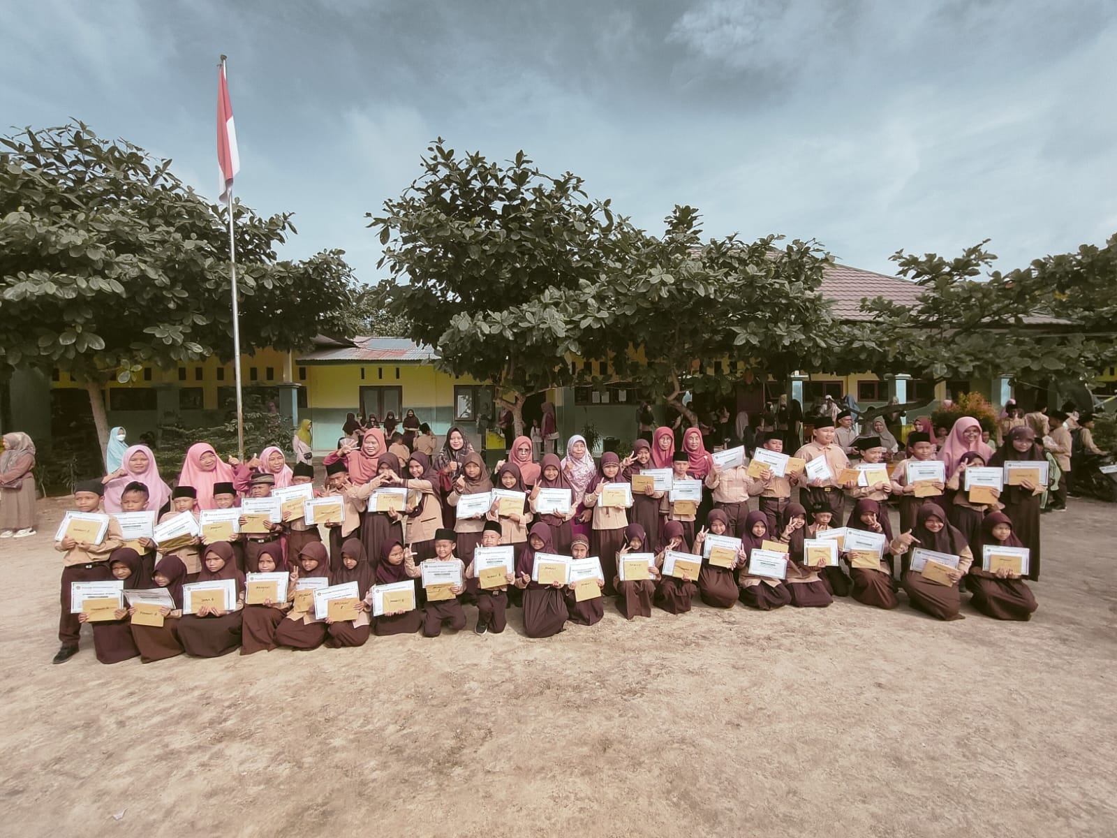 Semarak Penutupan Semester di MIN 4 Batang Hari: Hadiah untuk Juara dan Pemenang Class Meeting Semarak Penutupan Semester di MIN 4 Batang Hari: Hadiah untuk Juara dan Pemenang Class Meeting