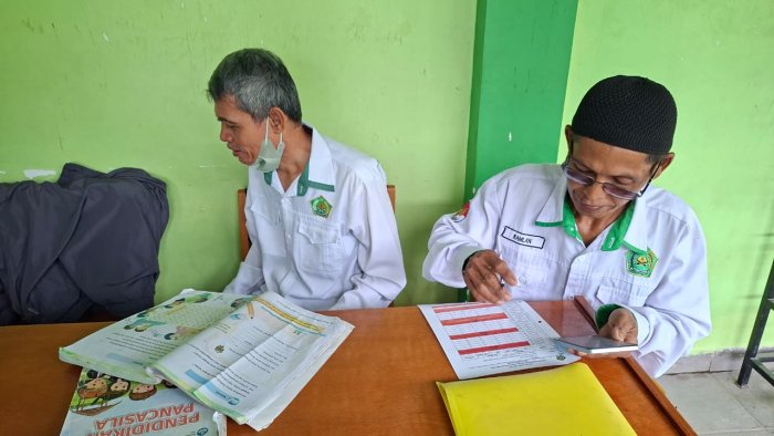 Staf TU MIN 4 Batang Hari Isi Absen Manual untuk Tertib Administrasi