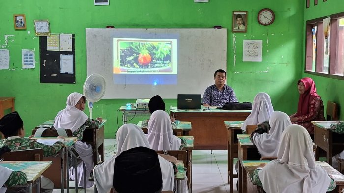 Hari Keempat, Kepala Madrasah MIN 4 Batang Hari Laksanakan Supervisi di Kelas IV A