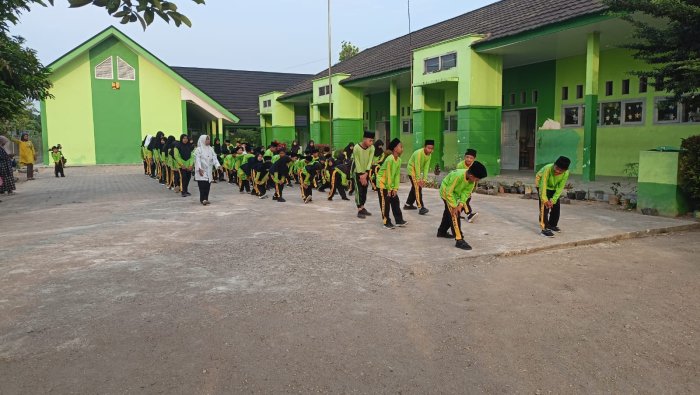 Senam Selasa Pagi Rutin, Warga MIN 4 Batang Hari Jaga Kebugaran dan Semangat Beraktivitas