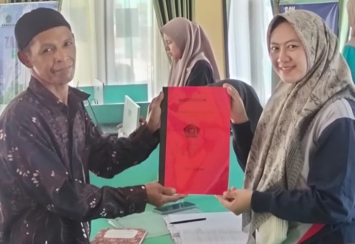 Staf TU Ramlan Antar Laporan Bulanan MIN 4 Batang Hari ke PTSP Kemenag
