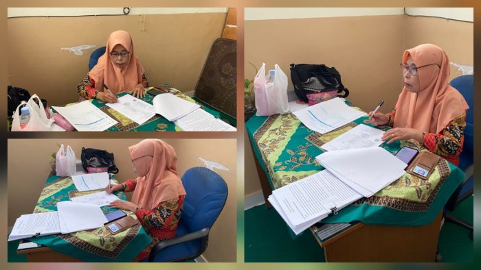 Kepala Madrasah MIN 4 Batang Hari Tandatangani Legalisir Ijazah Siswa