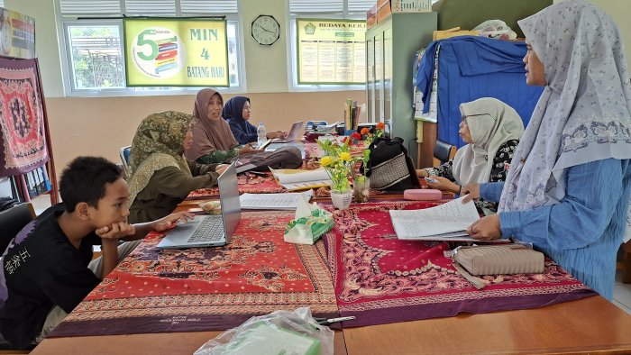 Bincang Santai Guru dan Staf TU, Pererat Kekompakan di MIN 4 Batang Hari Bincang Santai Guru dan Staf TU, Pererat Kekompakan di MIN 4 Batang Hari