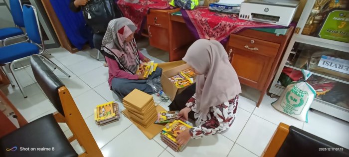 Guru MIN 4 Batang Hari Persiapkan Hadiah bagi Siswa Juara Kelas