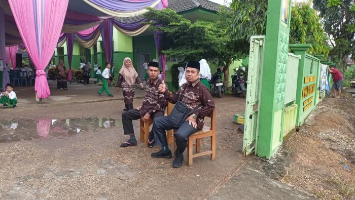 Staf TU dan Guru MIN 4 Batang Hari Sambut Tamu di Gerbang Madrasah Staf TU dan Guru MIN 4 Batang Hari Sambut Tamu di Gerbang Madrasah