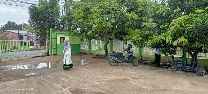 Staf TU MIN 4 Batang Hari Laksanakan Kegiatan Bersih-Bersih Halaman Madrasah