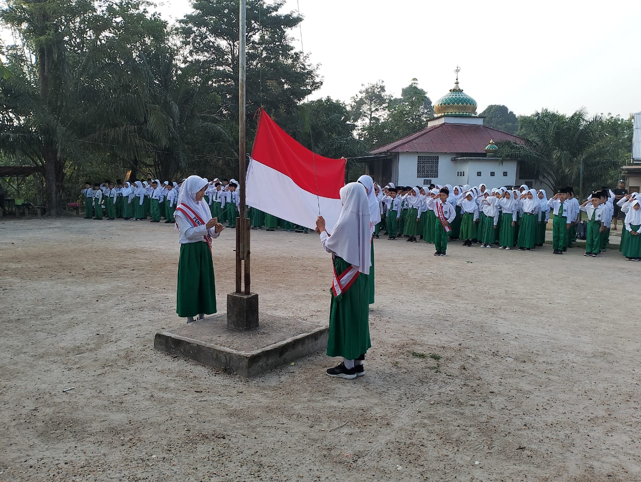 Selamat Datang Siswa Baru! MIN 4 Batang Hari Gelar Upacara Bendera dengan Khidmat