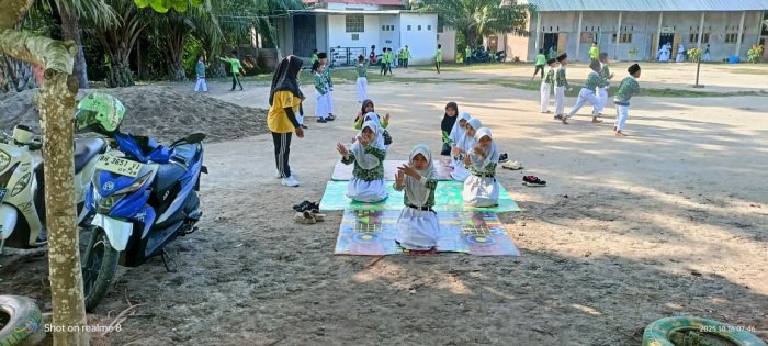 Siswa MIN 4 Batang Hari Latihan Tari Bersama Ibu Sarminah, S.Pd