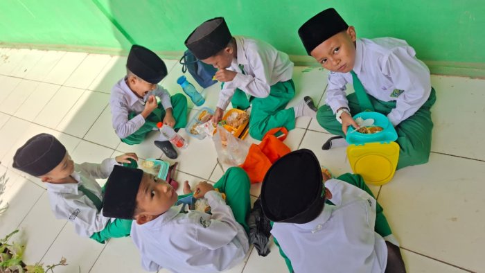 Kebersamaan Siswa Terjalin melalui Kegiatan Makan Bersama Usai Bermain