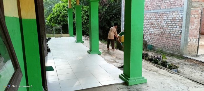 Siswa Melaksanakan Piket Kelas untuk Menjaga Kebersihan Madrasah Siswa Melaksanakan Piket Kelas untuk Menjaga Kebersihan Madrasah