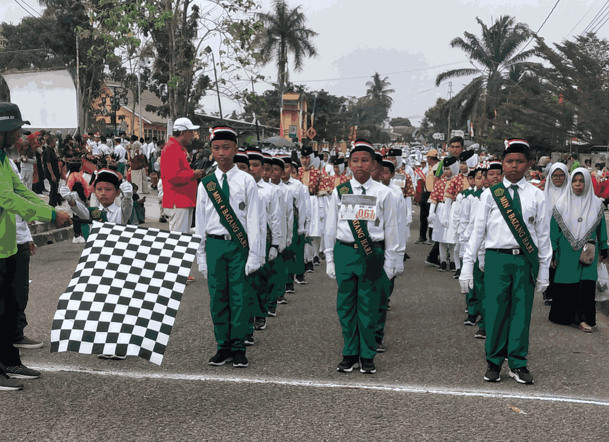 Siswa-siswi MIN 4 Batang Hari Semarakkan Pawai HUT RI ke-79