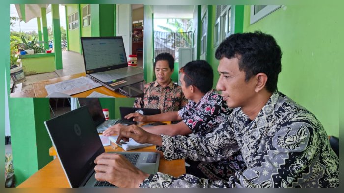 Staf TU Solihin Lakukan Pembaruan Data pada Aplikasi EMIS Staf TU Solihin Lakukan Pembaruan Data pada Aplikasi EMIS