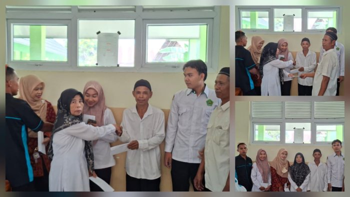 Kepala Madrasah Serahkan THR kepada Guru Honorer MIN 4 Batang Hari