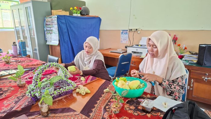 Suasana Istirahat, Guru MIN 4 Batang Hari Olah Kebersamaan Lewat Rujak Segar Suasana Istirahat, Guru MIN 4 Batang Hari Olah Kebersamaan Lewat Rujak Segar