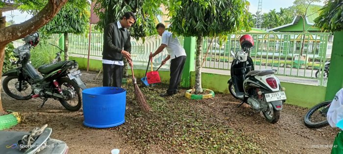 Bersih Lingkungan, Nyaman Belajar di MIN 4 Batang Hari