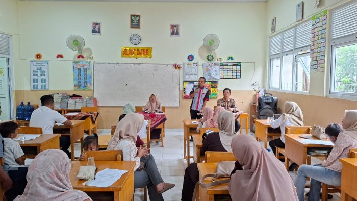 Kepala Madrasah Pimpin Rapat PPDB Bersama Orang Tua Calon Peserta Didik MIN 4 Batang Hari Kepala Madrasah Pimpin Rapat PPDB Bersama Orang Tua Calon Peserta Didik MIN 4 Batang Hari