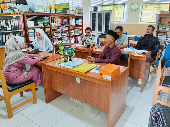 Kepala Madrasah Beri Pembinaan dan Pembagian Tugas kepada Seluruh Pegawai serta Staf TU MIN 4 Batang Hari