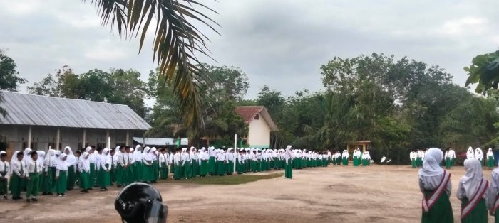 Upacara Bendera Senin Berlangsung Khidmat, Maimunah, S.Pd.I. Bertindak sebagai Pembina Upacara Bendera Senin Berlangsung Khidmat, Maimunah, S.Pd.I. Bertindak sebagai Pembina
