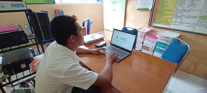 Staf TU MIN 4 Batang Hari, M. Solihin, Siapkan Soal Ujian dengan Teliti