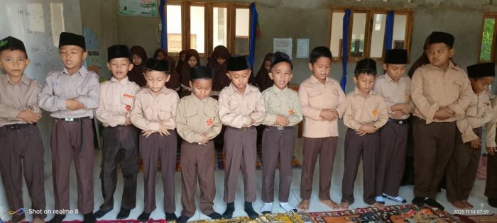 Siswa Kelas II B MIN 4 Batang Hari Laksanakan Salat Duha Didampingi Wali Kelas