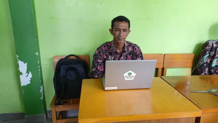 Staf TU Madrasah Mengerjakan SKP sebagai Bentuk Peningkatan Kinerja Staf TU Madrasah Mengerjakan SKP sebagai Bentuk Peningkatan Kinerja