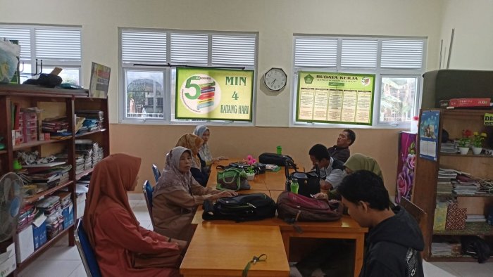 Kepala Madrasah Berikan Pembinaan kepada Staf Tata Usaha