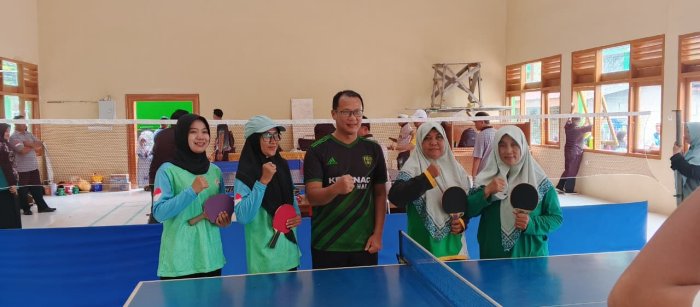 Semangat Kebersamaan Guru MIN 4 Batang Hari Warnai Pertandingan Tenis Meja Putri