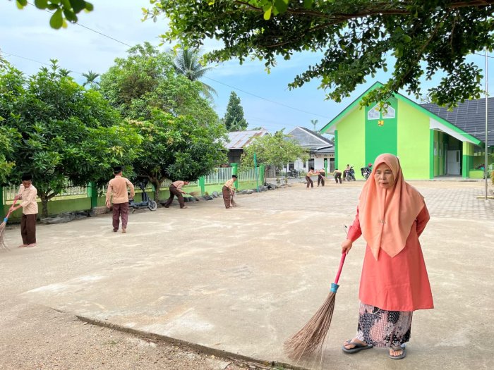 Jumat Bersih Bersama Kepala Madrasah, Wujudkan Lingkungan MIN 4 Batang Hari yang Asri dan Nyaman Jumat Bersih Bersama Kepala Madrasah, Wujudkan Lingkungan MIN 4 Batang Hari yang Asri dan Nyaman