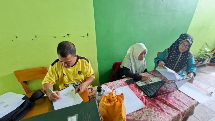 Sebelum Dibagikan kepada Siswa, Guru MIN 4 Batang Hari Lakukan Pengecekan Buku Rapor
